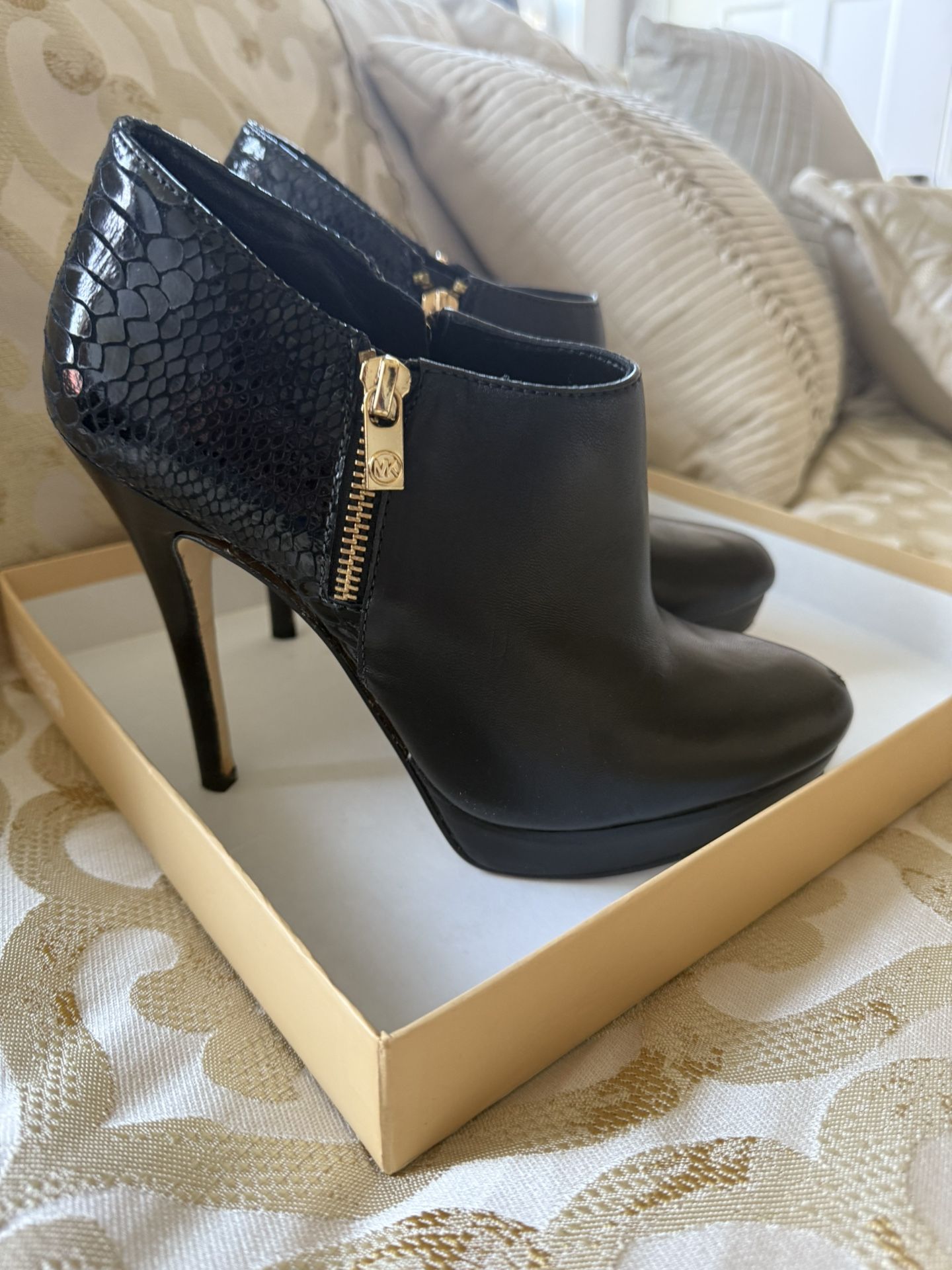 Ladies Fashion Solid Color Leather Back Zipper Pointed Toe Thin High Heel Booties