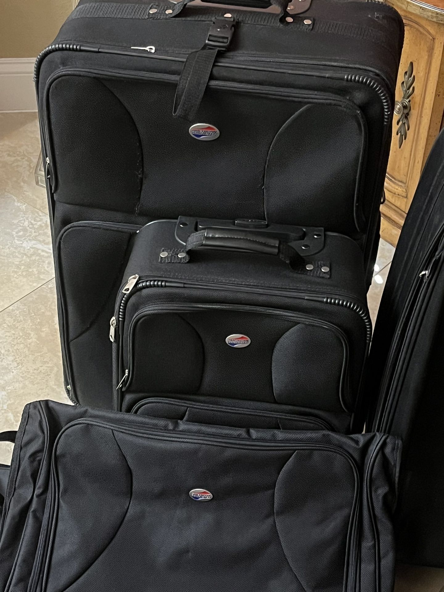 LUGGAGE/ AMERICAN TOURISTER 3 PIECE LUGGAGE SET RETAIL IS $220