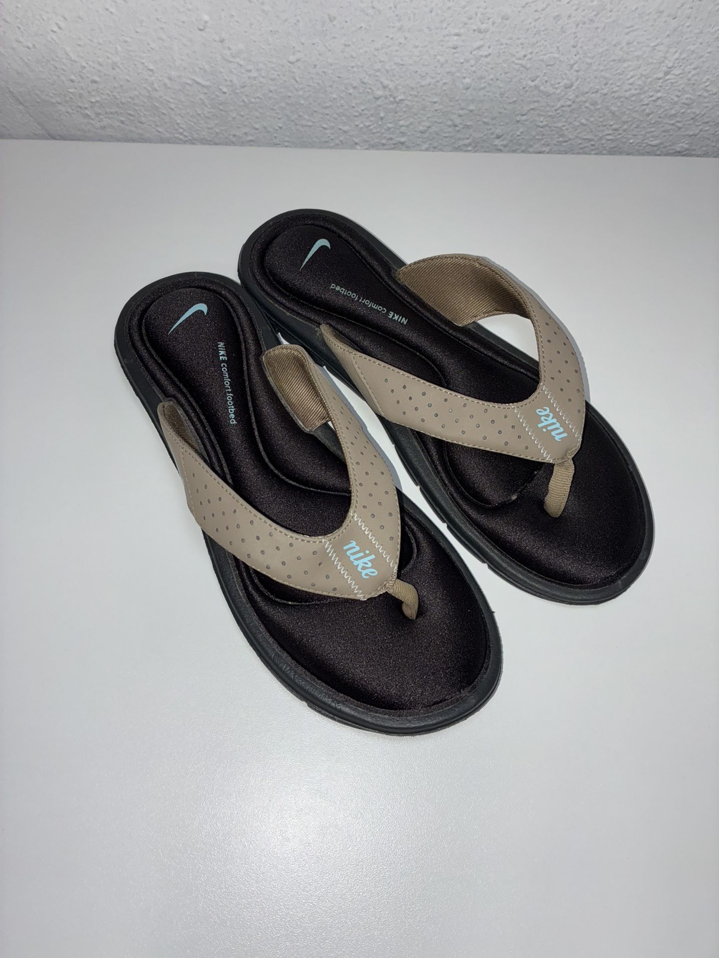 Nike Comfort Cushioned Footbed Flip Flop Women’s Size 9 Thong Sandals Beige Rare