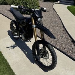 2025 Surron Ultra Bee HP 21kw Black Low Miles ( No Trades )