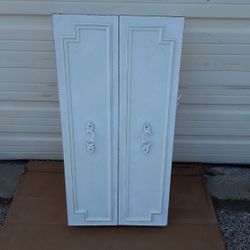 Nice Old Fashioned White Double Door Medicine Cabinet With 4- Shelves Like New. 