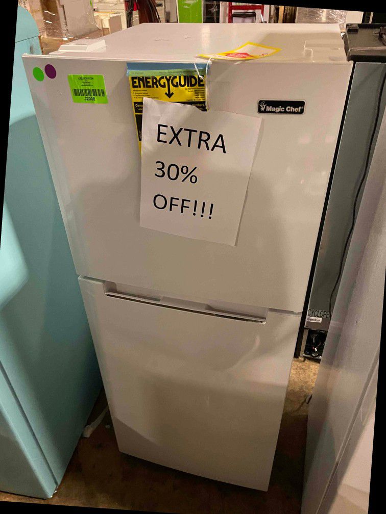 MAGIC CHEF HMDRWE 10.1 cu. ft. Top Freezer Refrigerator