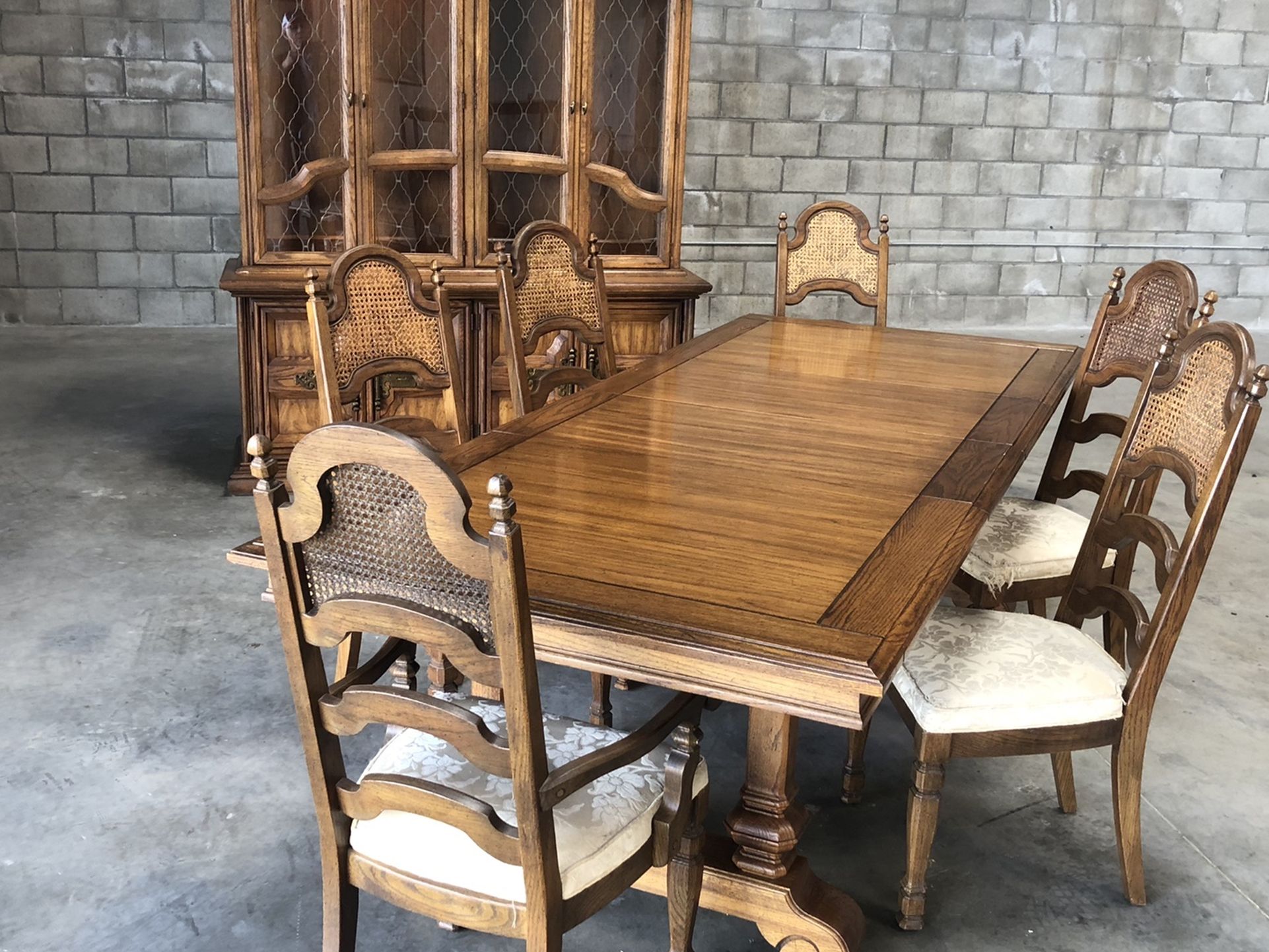 Elegant Dining Room Table With Chair And Hutch