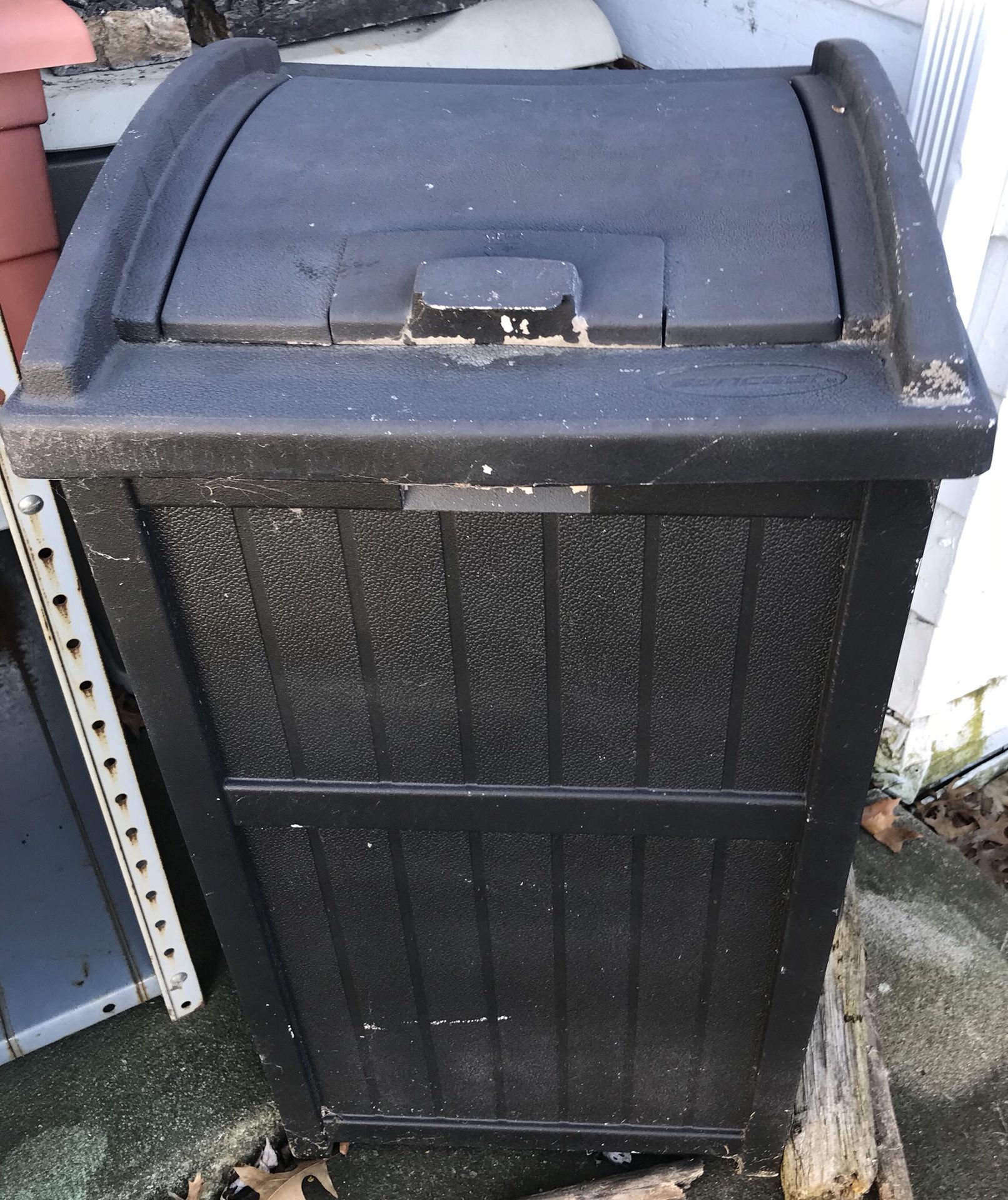 SunCast Plastic 33 gallon Outdoor/Indoor Garbage can