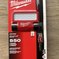 Milwaukee 550 Lumens LED REDLITHIUM USB Pivoting Flood Light