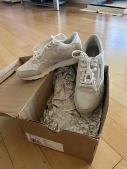 WOMENS Reebok Classic Size 6 Like New In Box