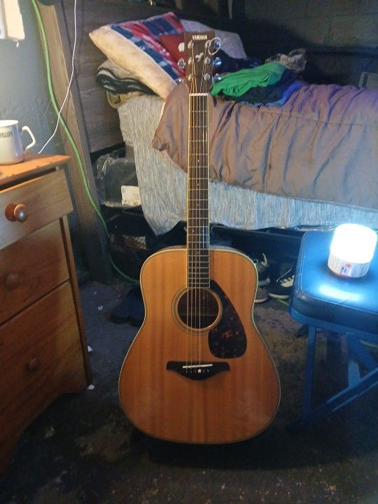 YAMAHA ACCOUSTIC GUITAR
