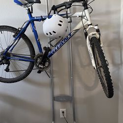 Giant Rincon Mtn Bike + Bike Rack + Helmet