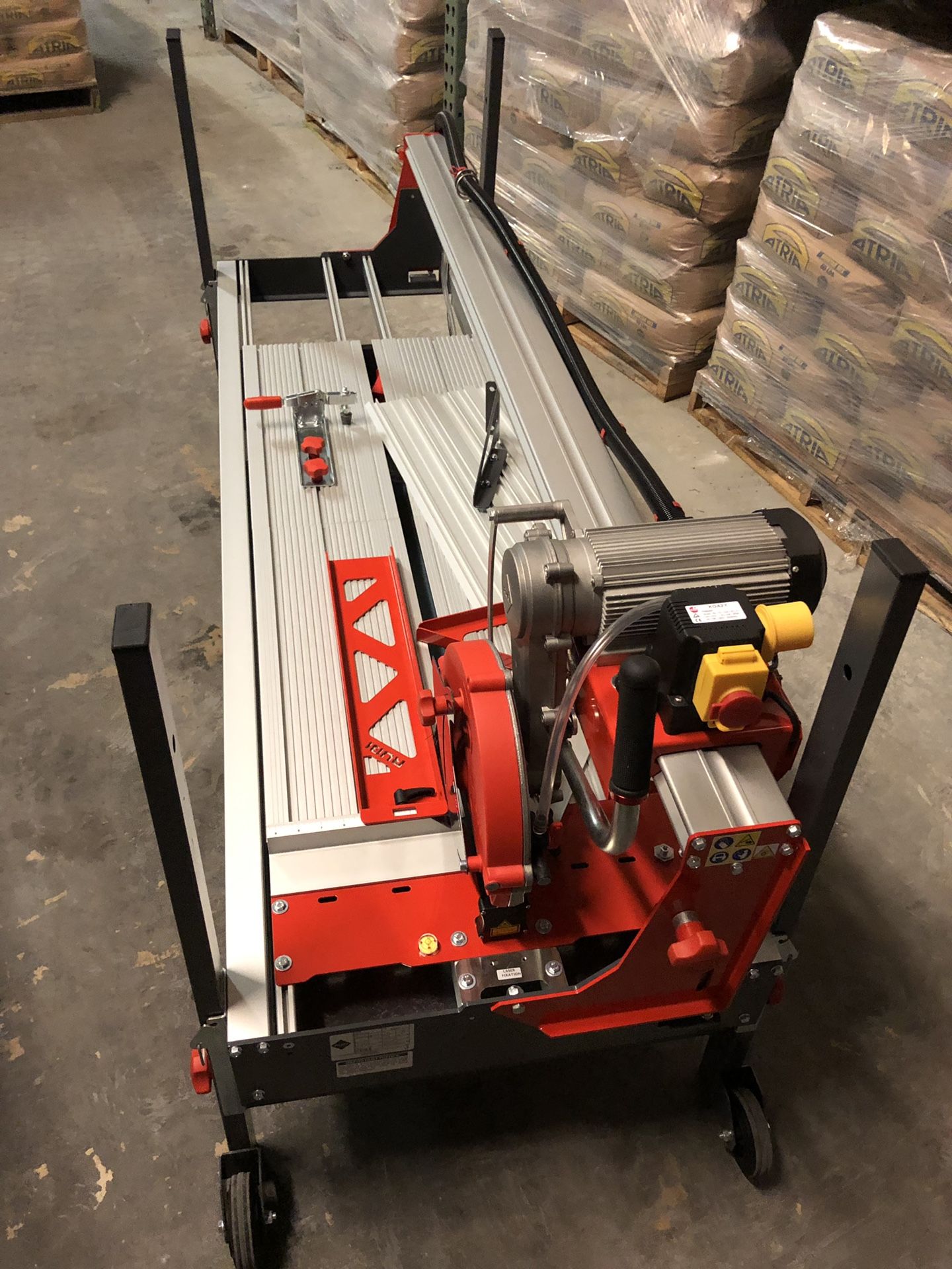 DX-250 PLUS Laser&Level tile saws Mobile head machine with plunge effect for total versatility.