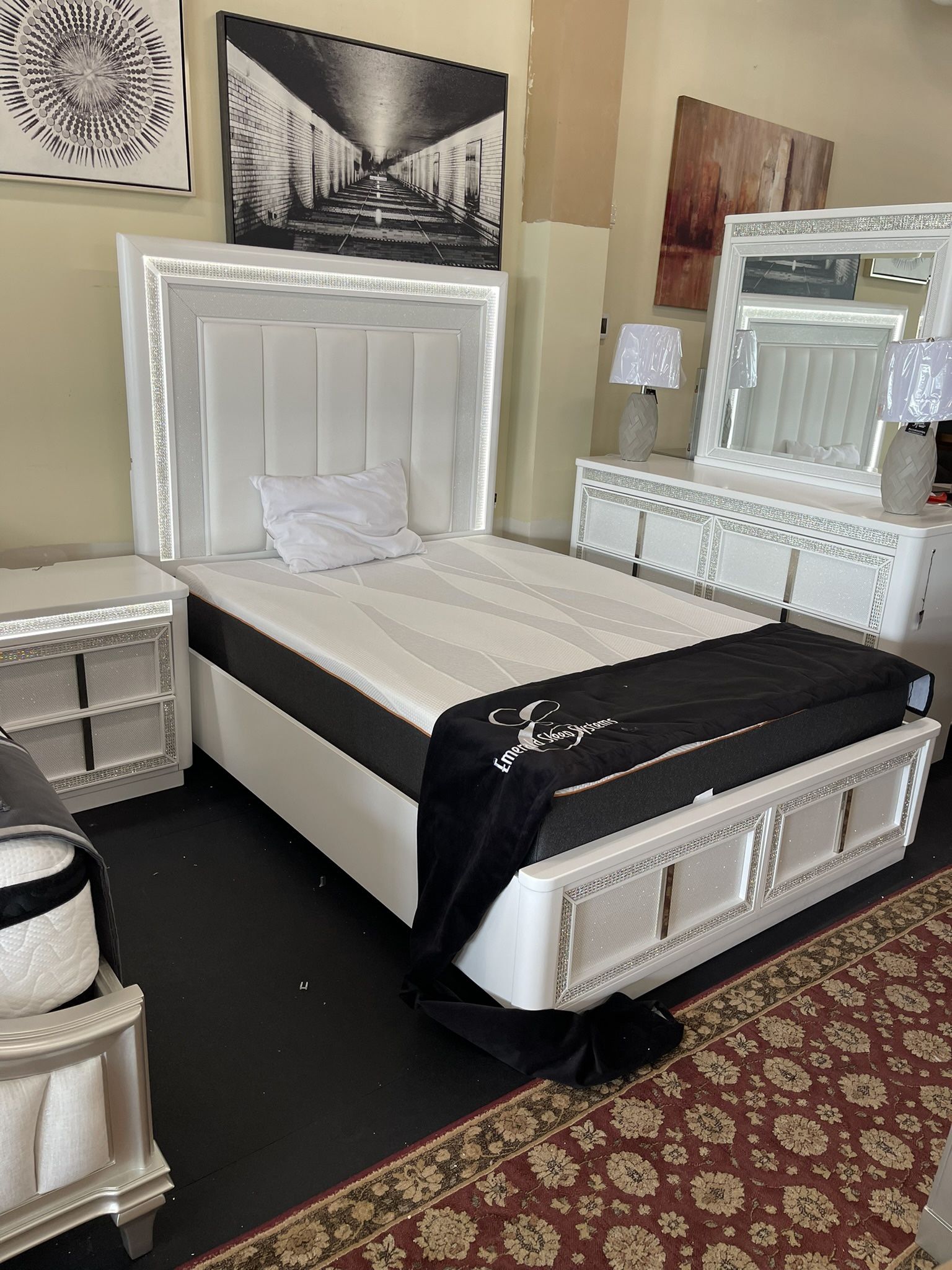 Queen Bed Room Set( Includes Queen Bed Frame, Dresser, Mirror, 1 Night Stand) On Sale