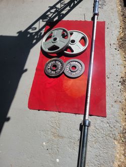 OLYMPIC 7' BAR.  90LBs 
2-35s. 2-10s 
IN GOOD CONDITION  
11525 S HALSTED  DUNKIN DONUTS/
7111.S WESTERN WALGREENS 
150$.   CASH ONLY AS IS