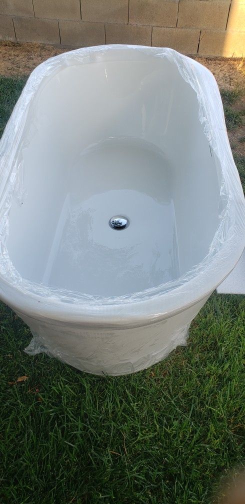 Acrilic Freestanding Bathtub 60x30x24 New Open Box
