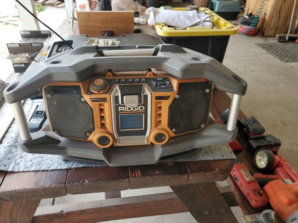 A/C D/C Ridgid 18v jobsite radio Model#R84082 w/remote