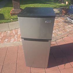 Magic Chef Medium Refrigerator