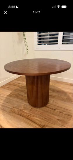 Round dining table