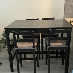 Dining Table Snd Chairs With Cushions