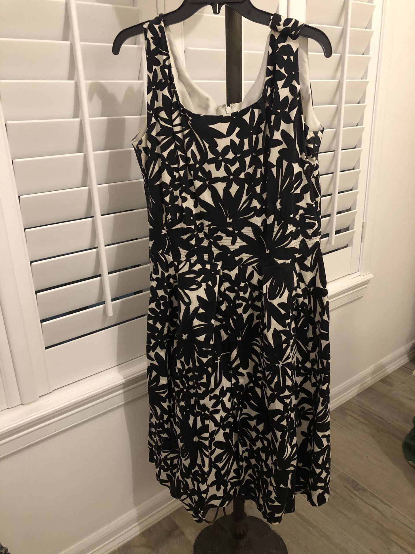 Black/Beige Floral Dress 22W Jessica Howard Brand for Sale in Weslaco, TX  OfferUp