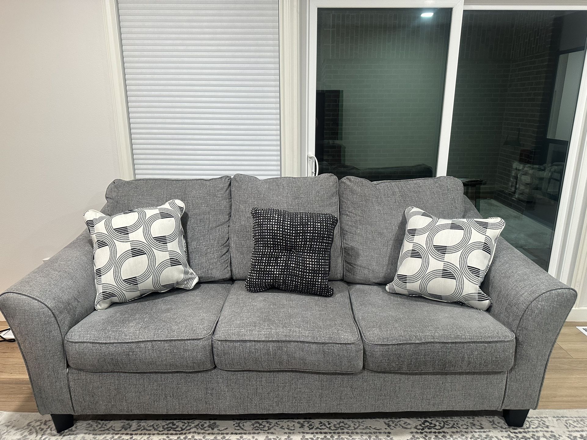 Couch With Throw Pillows