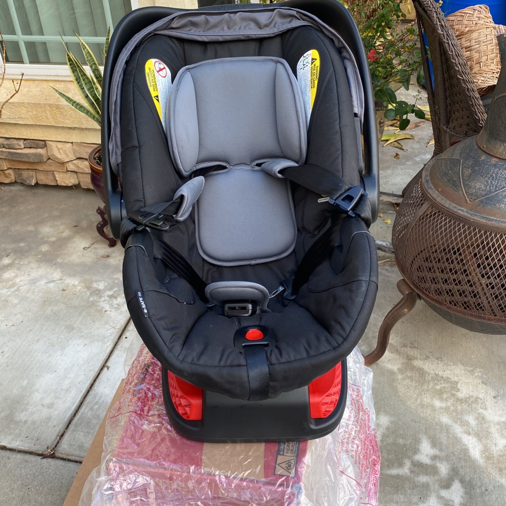Britax New Born, Rear Facing 4-35lbs Car Seat And Anchor 18 Months Old