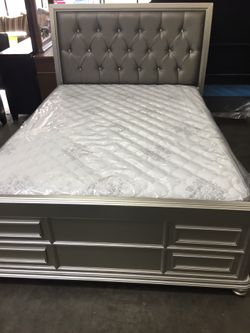 Queen bed with a mattress $480