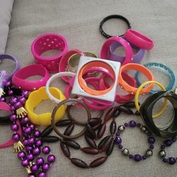 Custom Braclets And Some Earrings 30 Ct Estimate Great Condition Grandprairie 