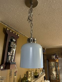 2 Light Fixtures 