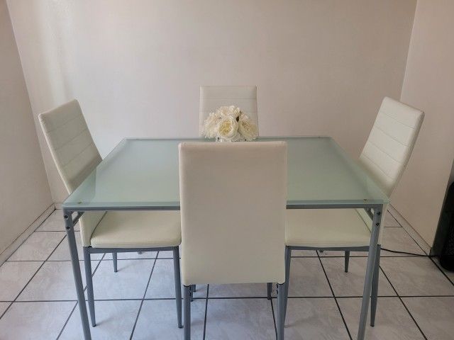 Dining Table Seats 4