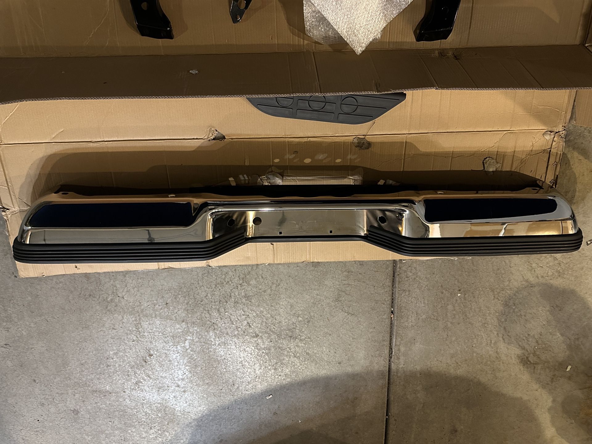 Rear Bumper For Chevrolet Silverado / GMC Sierra (2007–2013 “GMT900” generation)