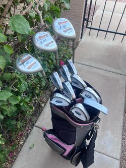 Women’s golf clubs set with a golf bag
