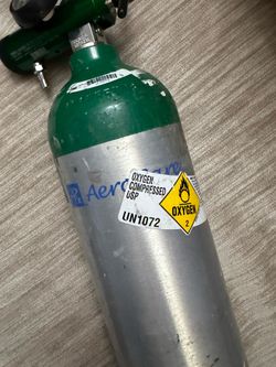 Tanque de Oxígeno AeroCare con Regulador – Vacío