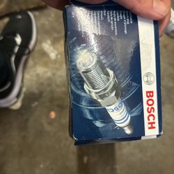 Bosh Spark Plugs YR7LPP332w Brand New
