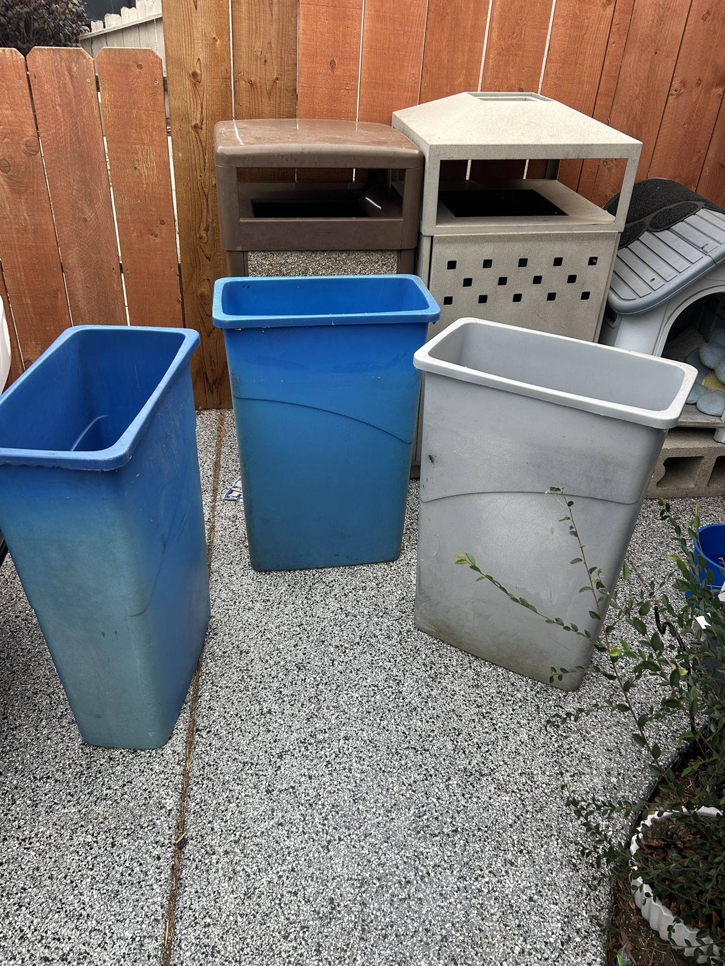 Los 3 Botes De Plástico X $60