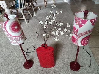 Red lamp decor set Target 3 pieces 2 table lamps and 1 red vase

Condition is used, some wear present, especially on the inside is the lamp shade of o