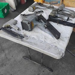 AIR TOOLS - NAIL GUN - STAPLE GUN - 10 BOXES OF NAILS AND STAPLES 