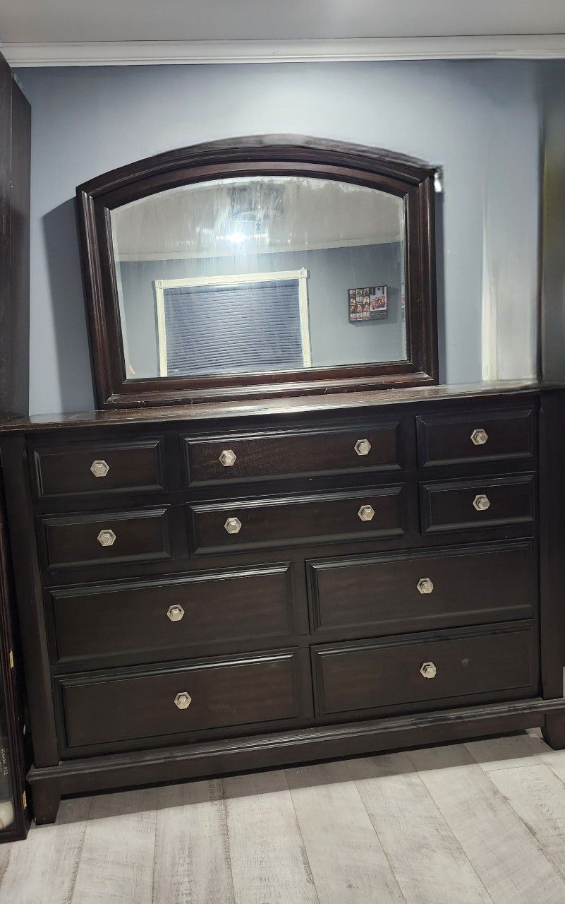 RAYMOUR Dresser With Mirror