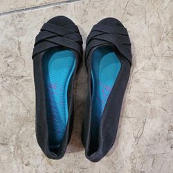 Women's black flat shoes.