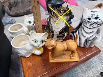 Cats and cats with yarn