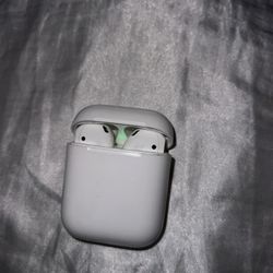 Apple AirPods 1st Gen Wireless In Ear Earbuds with Charging Case