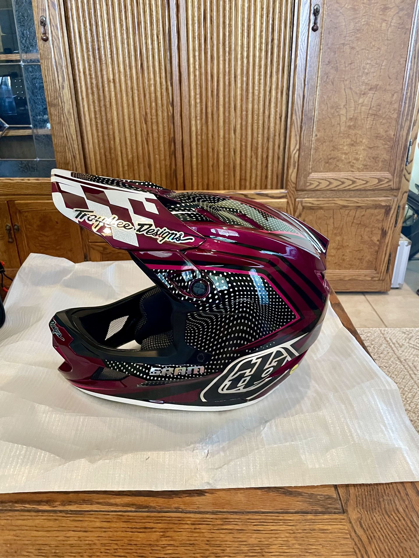 Troy Lee Designs D4 Carbon MTB BMX Helmet Size Medium Brand New