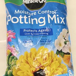 New Miracle-Gro Moisture Control Potting Mix - 8qt