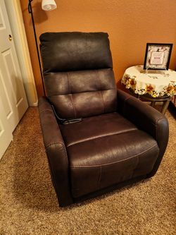 Electric recliner chair with lift
