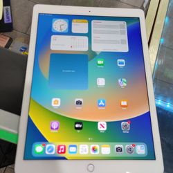 Apple iPad Pro 1st Gen 12.9" 32GB WiFi. Comes with Charger.
