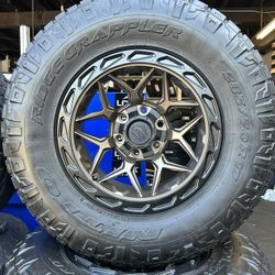 Tengo 4 Rines Nuevos de 6 Birlos  Con Llantas usadas LT285/70R17 NITTO 