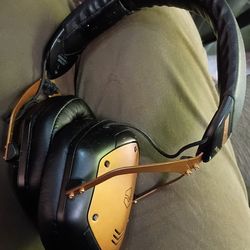 Noise cancelling headphones