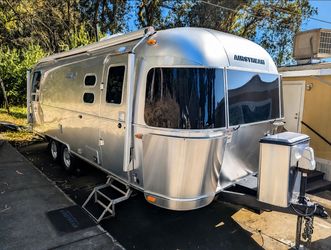 2017 Airstream International Signature 25RB