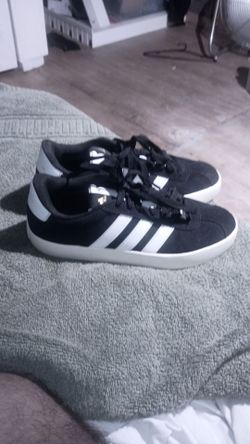 Adidas Low-Top Sneakers Black White Stripes size 7.5