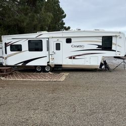 2007 Carriage Cameo-2 A/C UNITS, CENTRAL VAC-ONAN GENERATOR-ELECTRIC AWNING-POWER VENT-WASHER DRYER COMBO-KING BED-NEW HIDE A BED COUCHES-ELECTRIC LEV