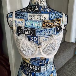 VICTORIA'S SECRET 34C CREAM LACE PUSHUP BRA