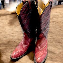 TONY LAMA STYLE MAROON COLOR BOOTS.
