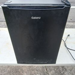 Galanz Mini-Fridge - Can Deliver